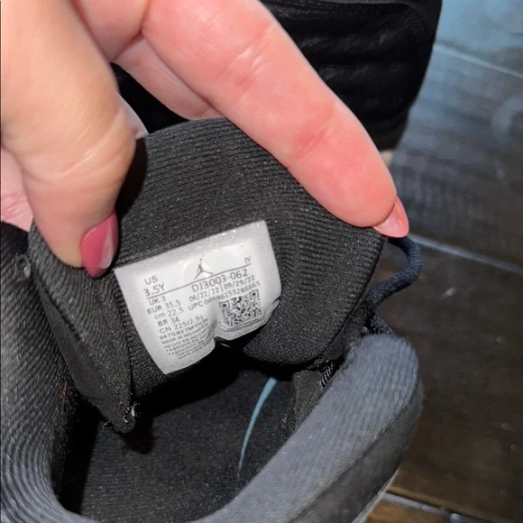EUC UNISEX Jordan Air 13